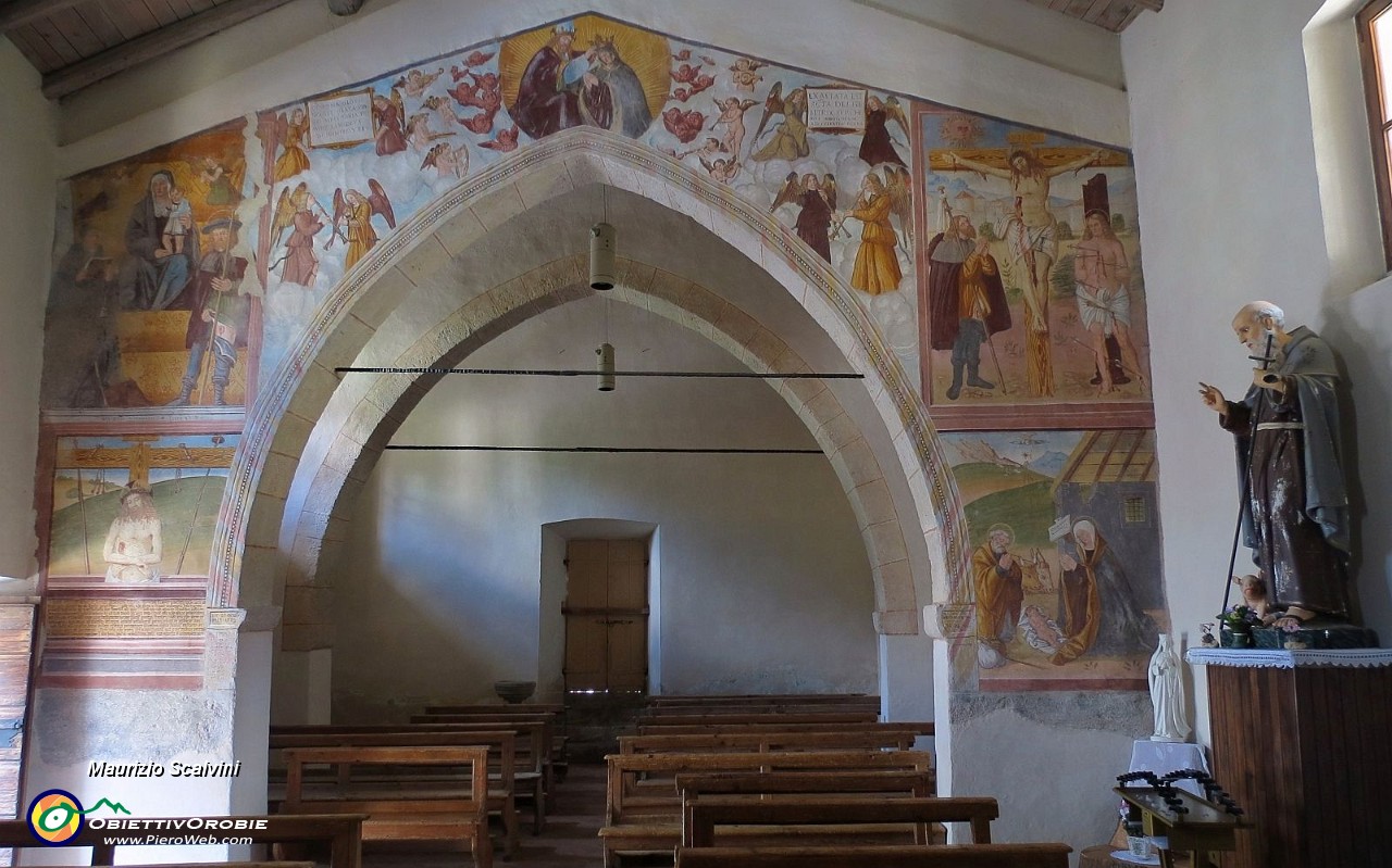 70 I preziosi affreschi della chiesetta....JPG